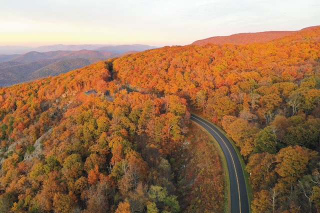 Living_Travel_BlueRidgeParkway_JACKLOONEY_rp0923.jpg